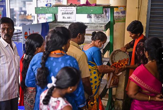 印度各地上演真人版&ldquo;偷菜&rdquo;！