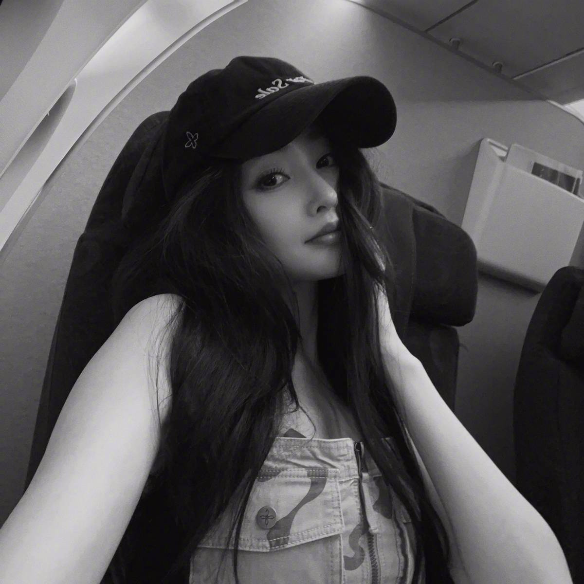 张天爱晒自拍 长发美甲尽显御姐诱惑【6P】