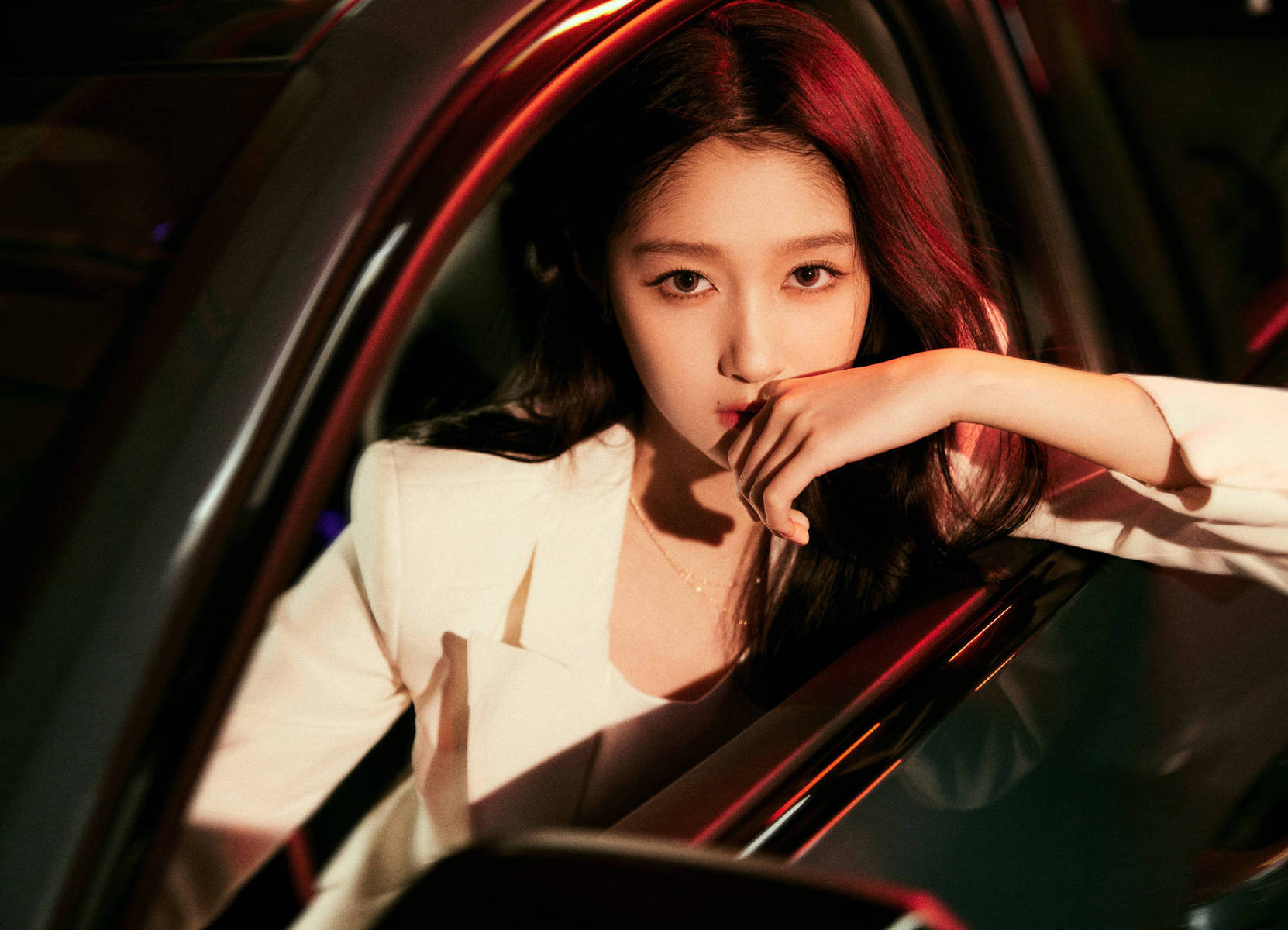 关晓彤穿西装配短裙 又美又飒秀长腿【6P】