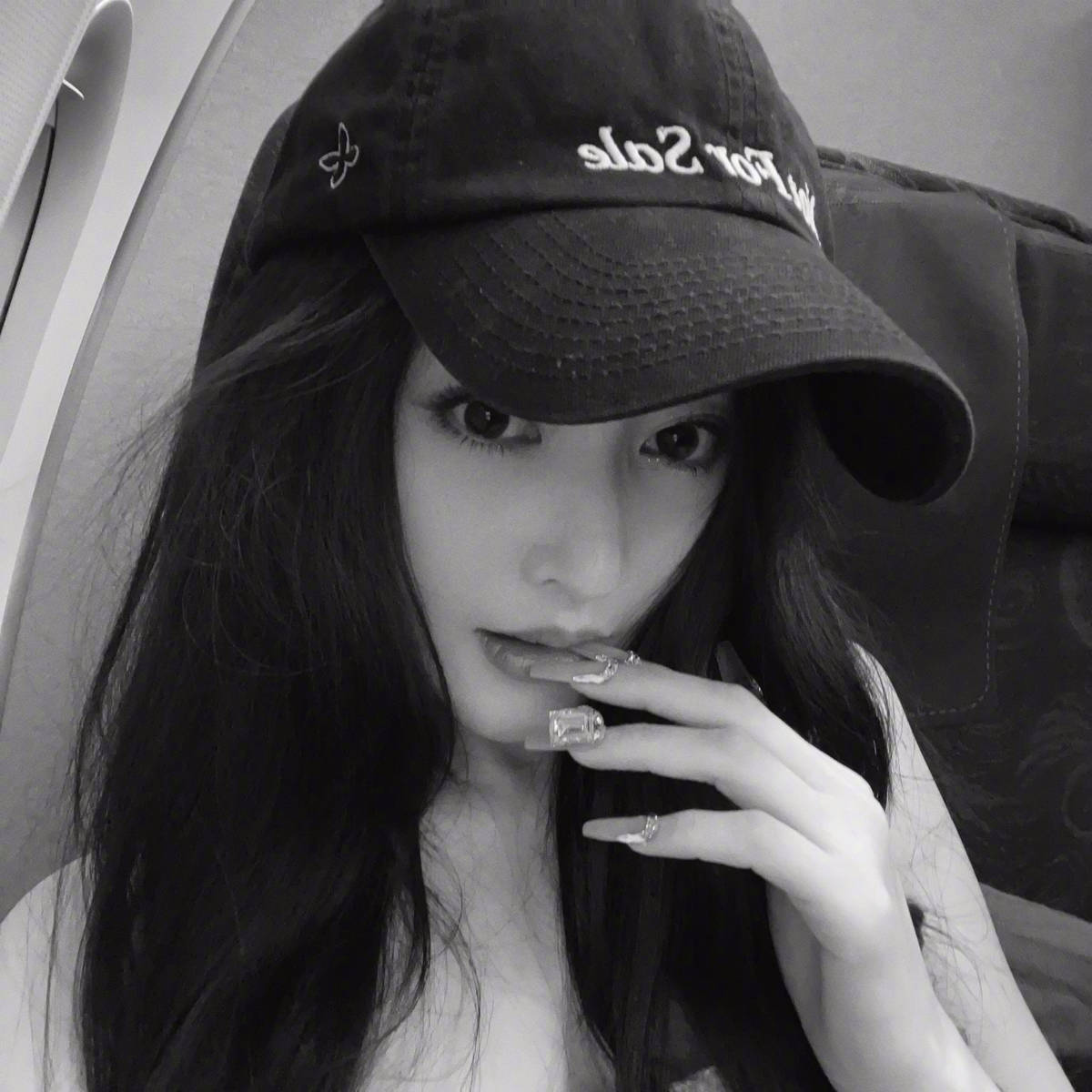 张天爱晒自拍 长发美甲尽显御姐诱惑【6P】