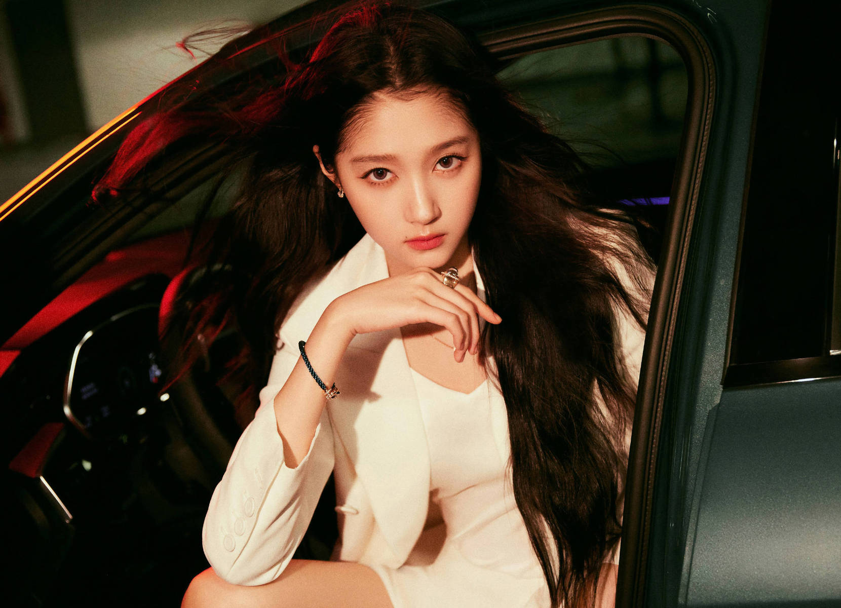 关晓彤穿西装配短裙 又美又飒秀长腿【6P】