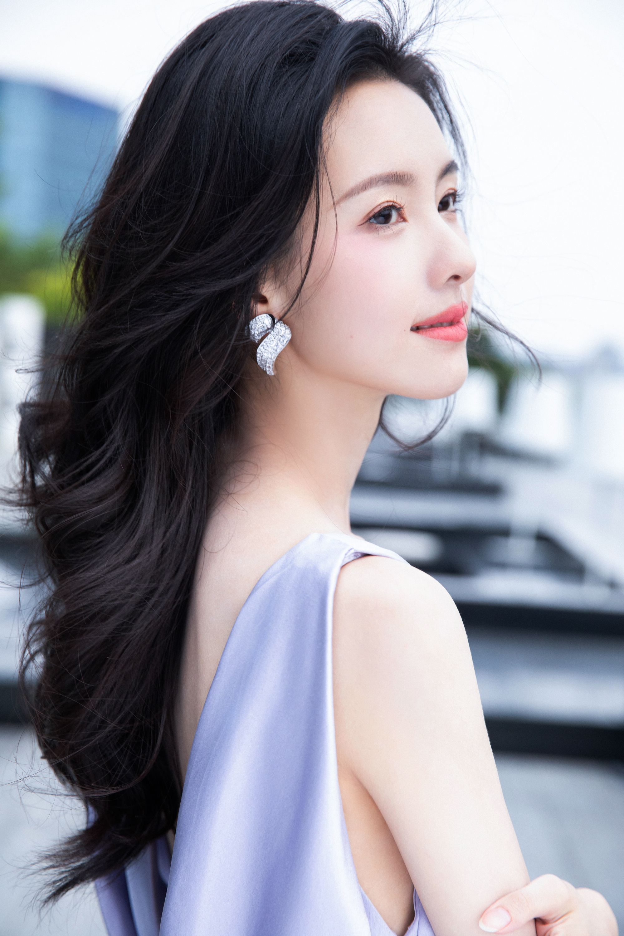 陈都灵穿紫色V领裙露锁骨，散发迷人魅力【9P】