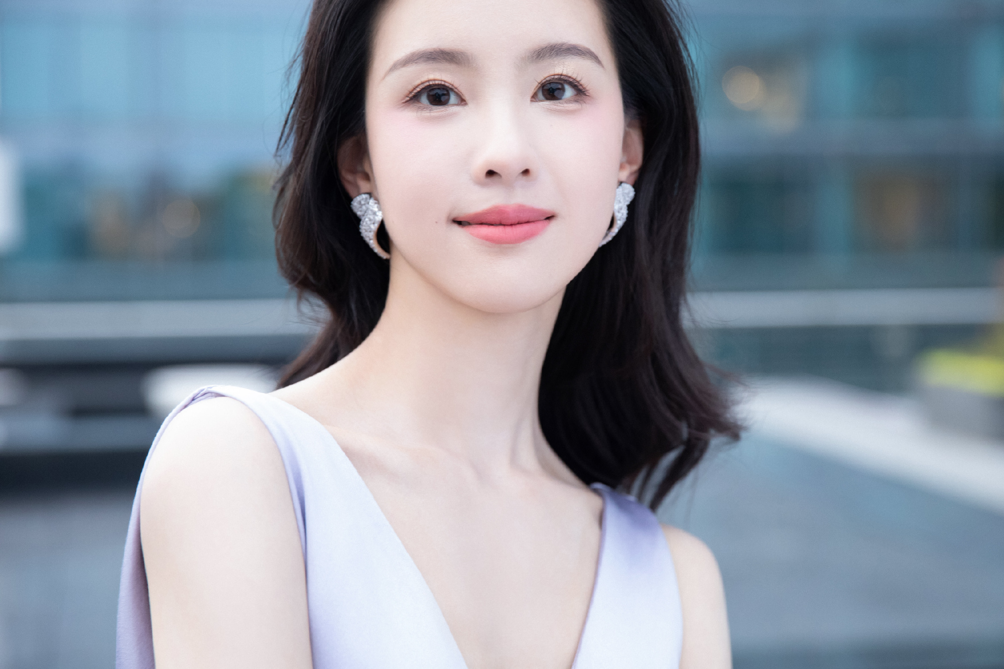 陈都灵穿紫色V领裙露锁骨，散发迷人魅力【9P】