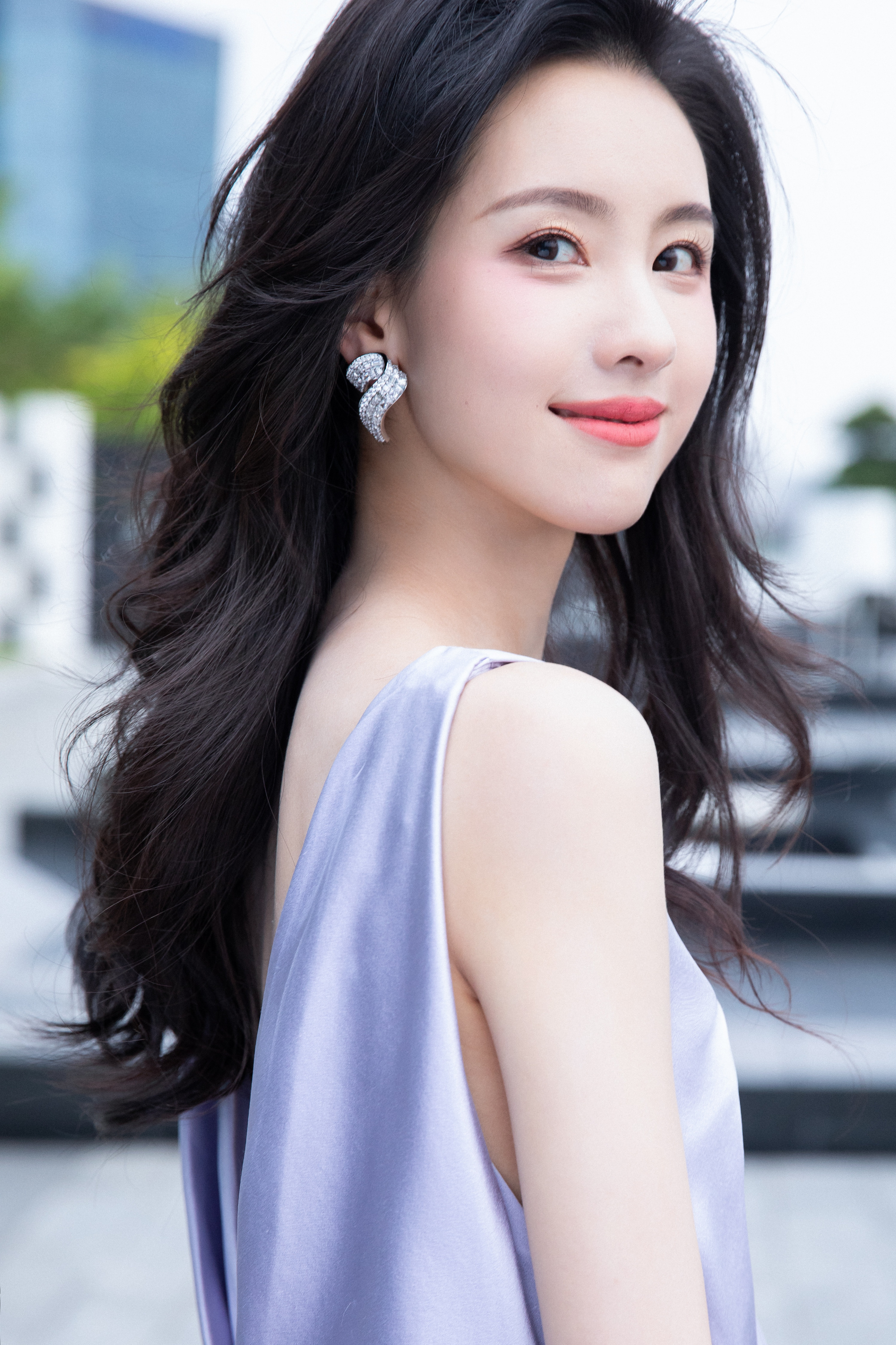 陈都灵穿紫色V领裙露锁骨，散发迷人魅力【9P】