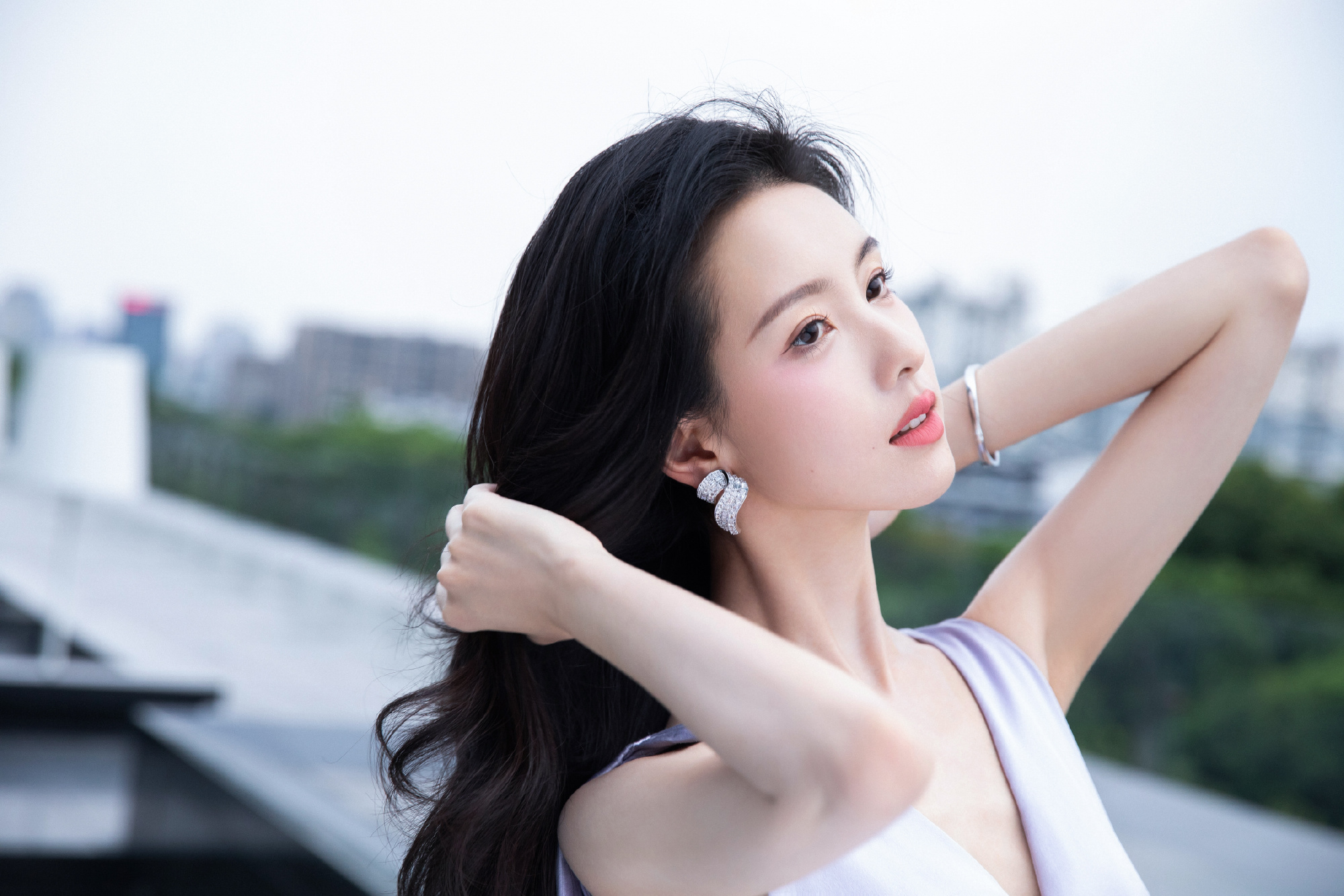 陈都灵穿紫色V领裙露锁骨，散发迷人魅力【9P】