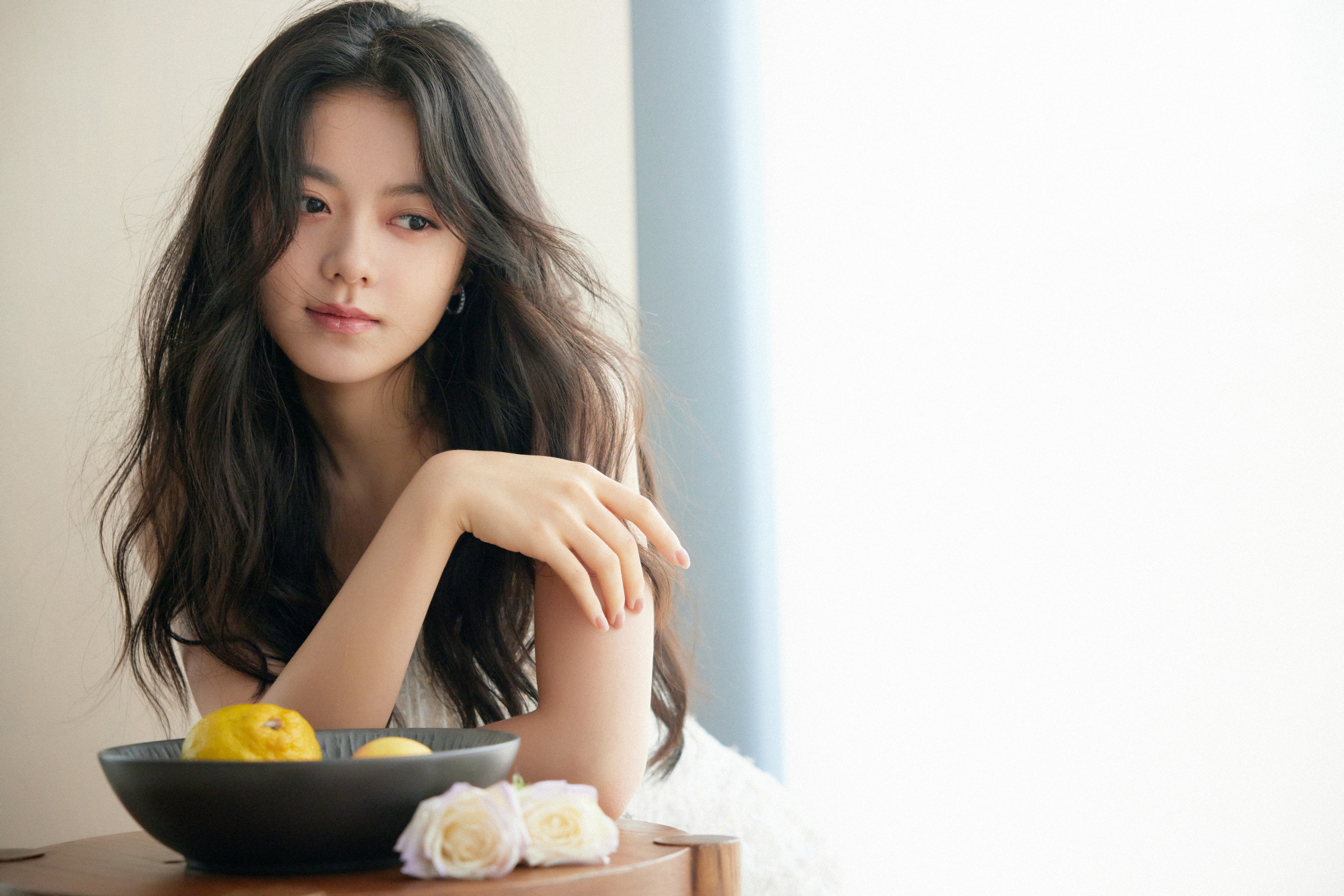 赵今麦穿流苏吊带裙露美腿 笑容甜美治愈