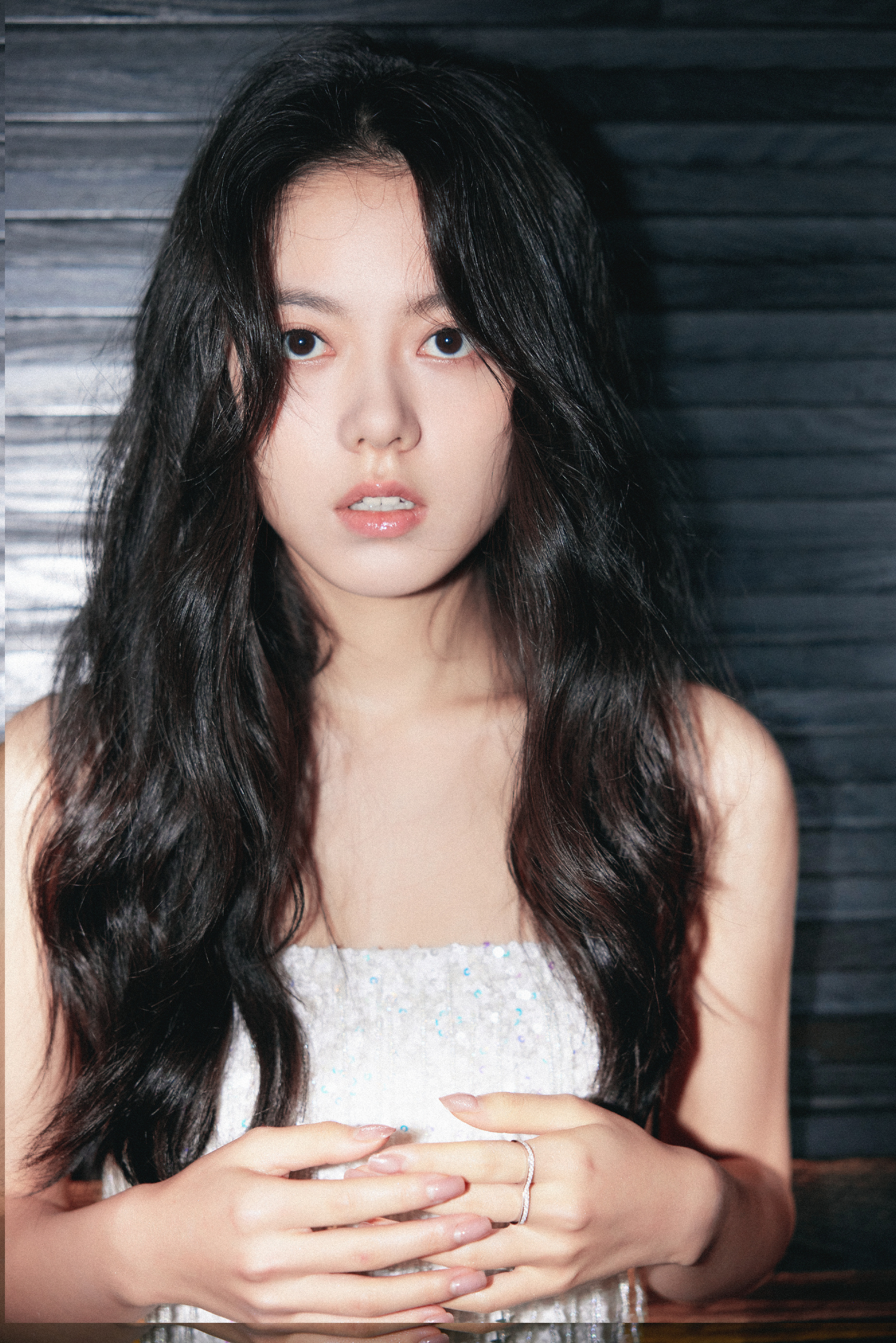 赵今麦穿流苏吊带裙露美腿 笑容甜美治愈