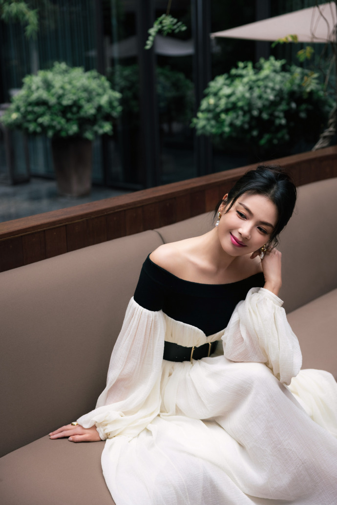 刘涛穿纱裙亮相优雅动人 盘发造型显知性【6P】