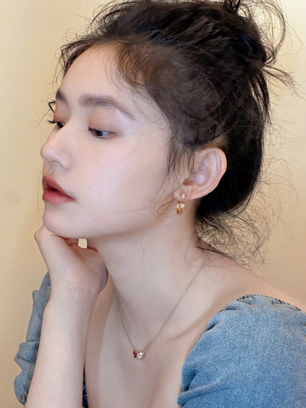 林允扎丸子头娇俏减龄 歪头卖萌超可爱【7P】