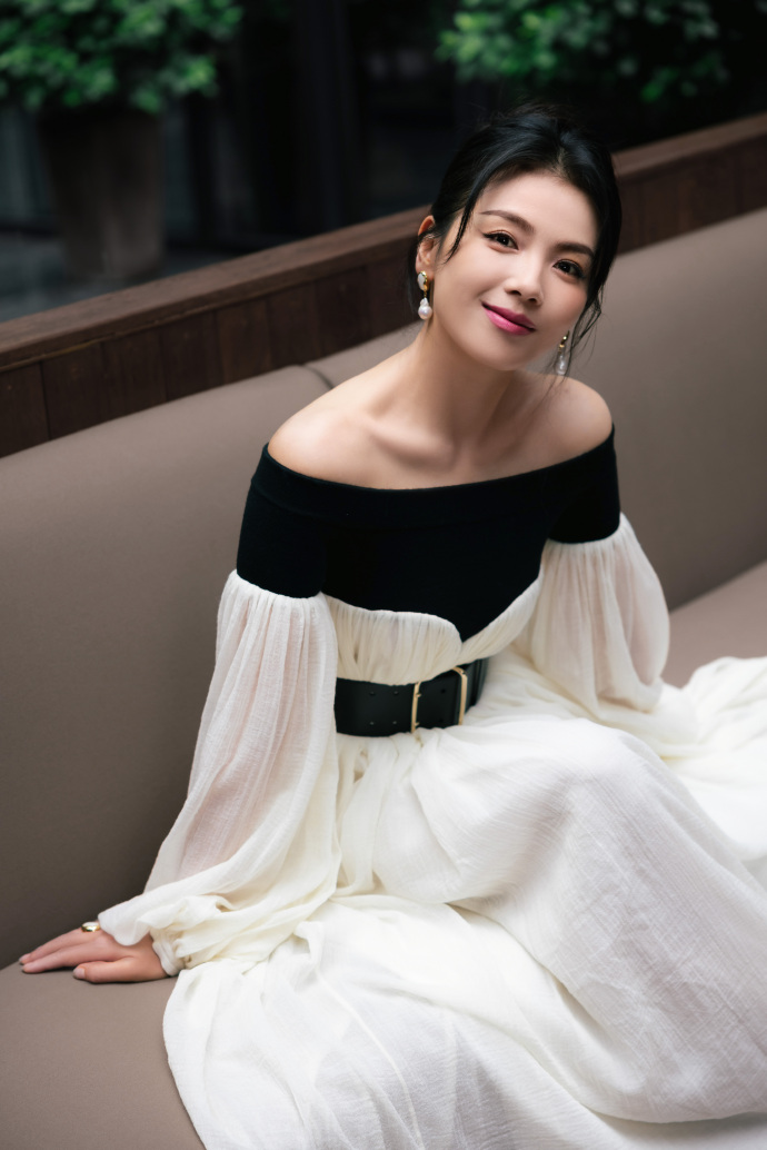 刘涛穿纱裙亮相优雅动人 盘发造型显知性【6P】