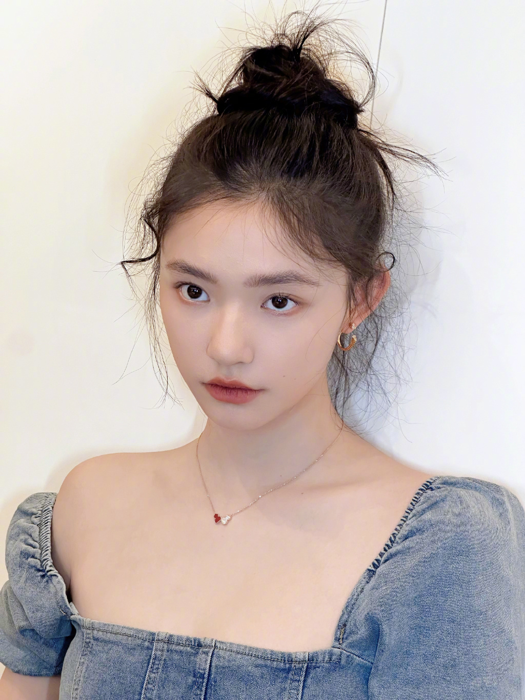 林允扎丸子头娇俏减龄 歪头卖萌超可爱【7P】