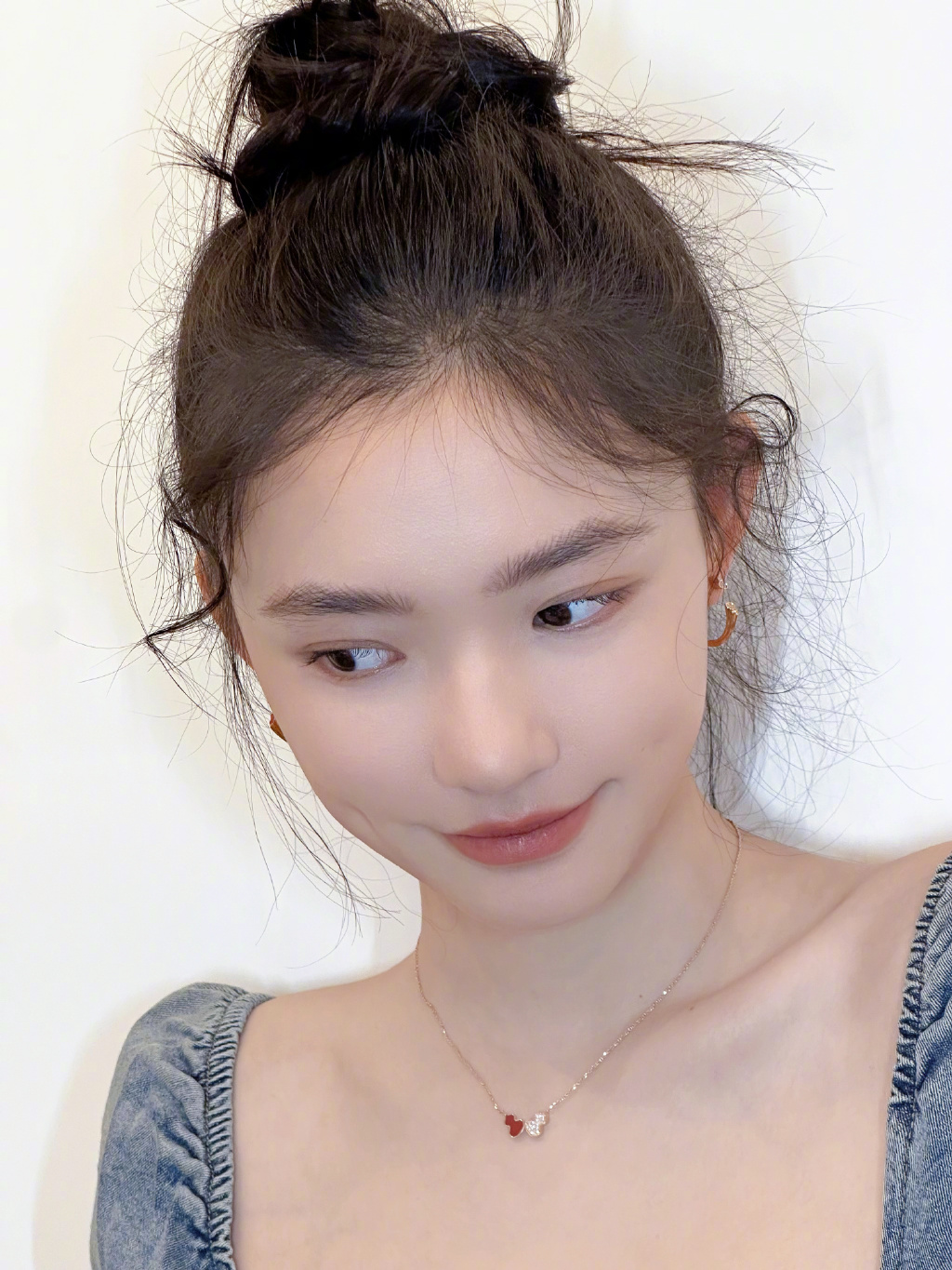 林允扎丸子头娇俏减龄 歪头卖萌超可爱【7P】