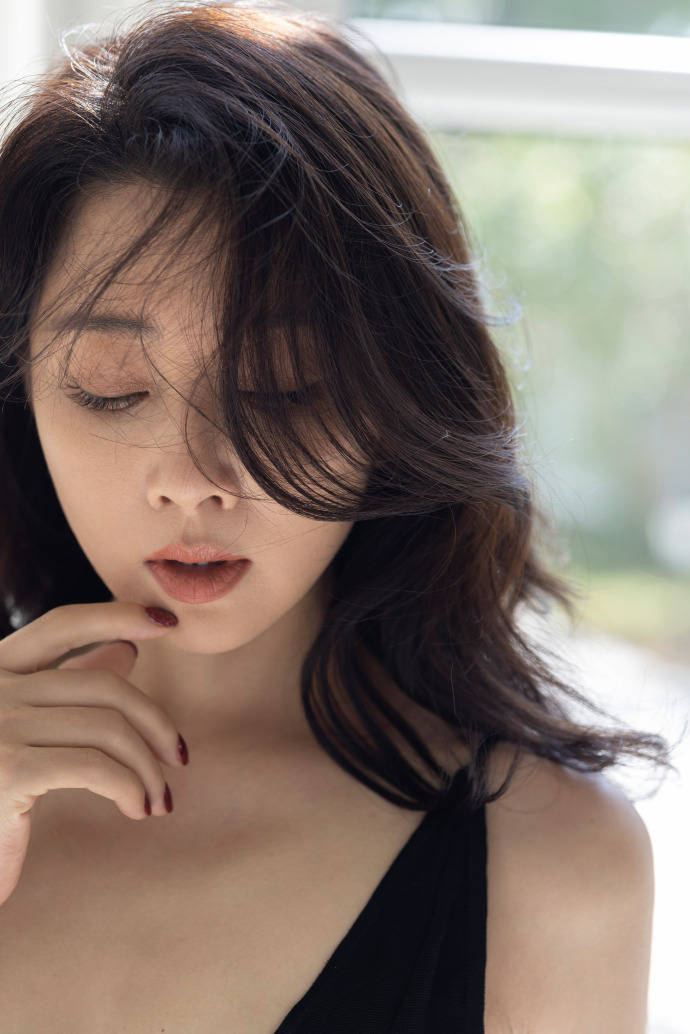 殷桃穿深V黑裙 倩影摇曳展现成熟韵味【8P】