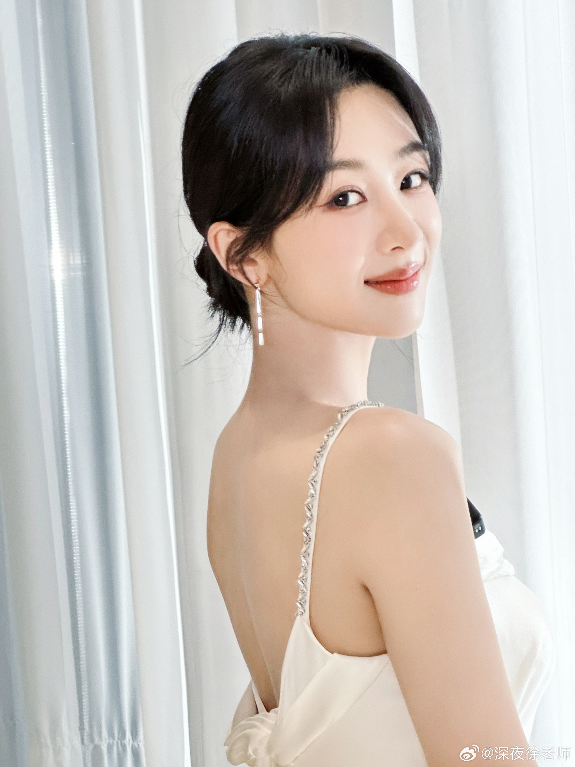 杨紫穿吊带白裙秀美背 笑容温柔迷人【11P】