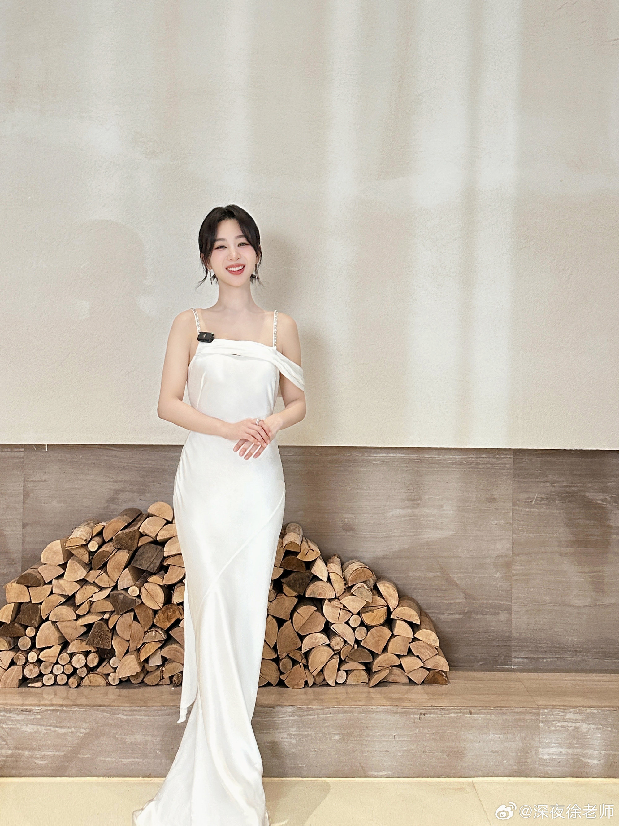 杨紫穿吊带白裙秀美背 笑容温柔迷人【11P】