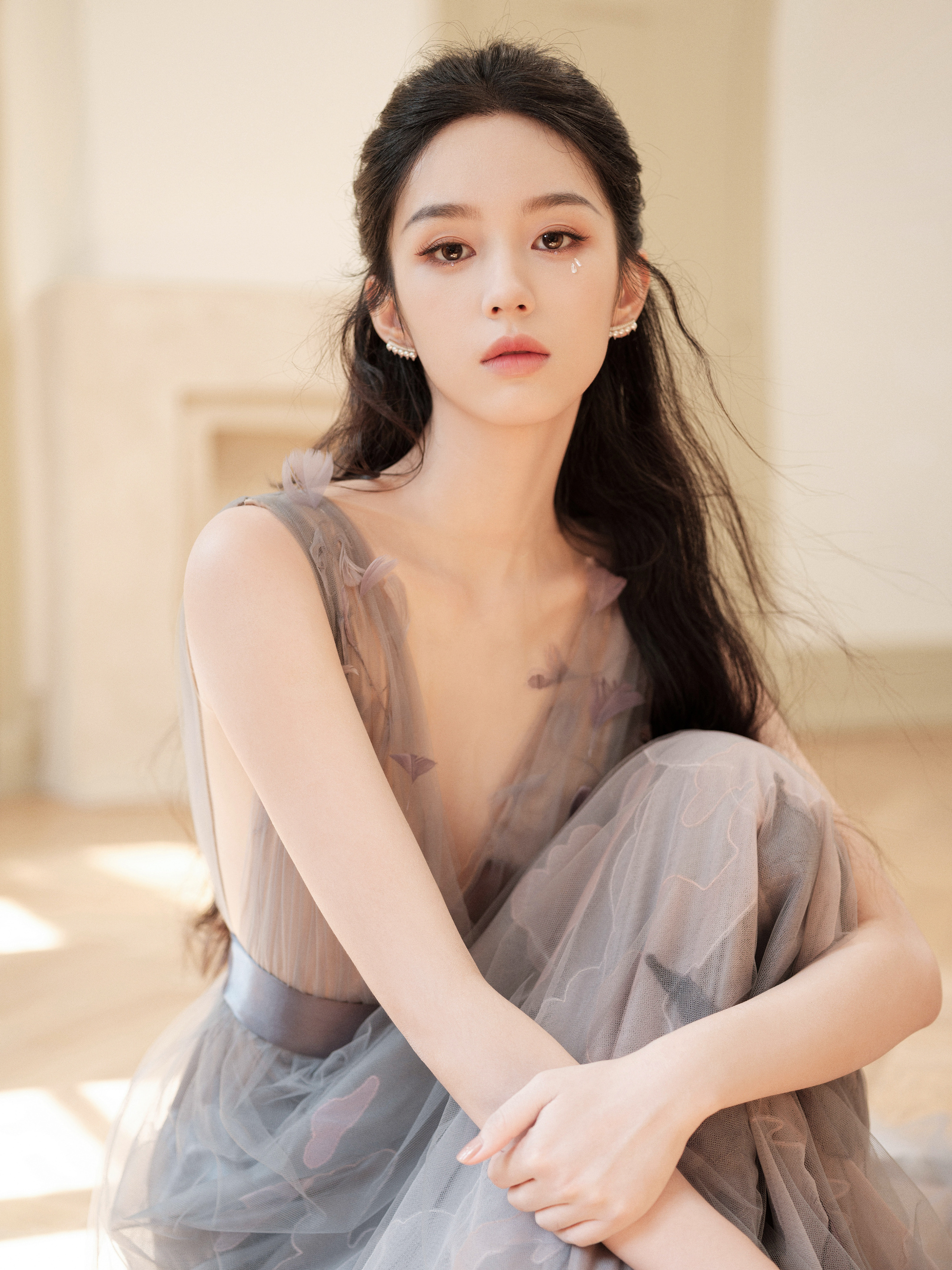 周也穿深V纱裙气质清冷 亮片眼妆太吸睛【10P】