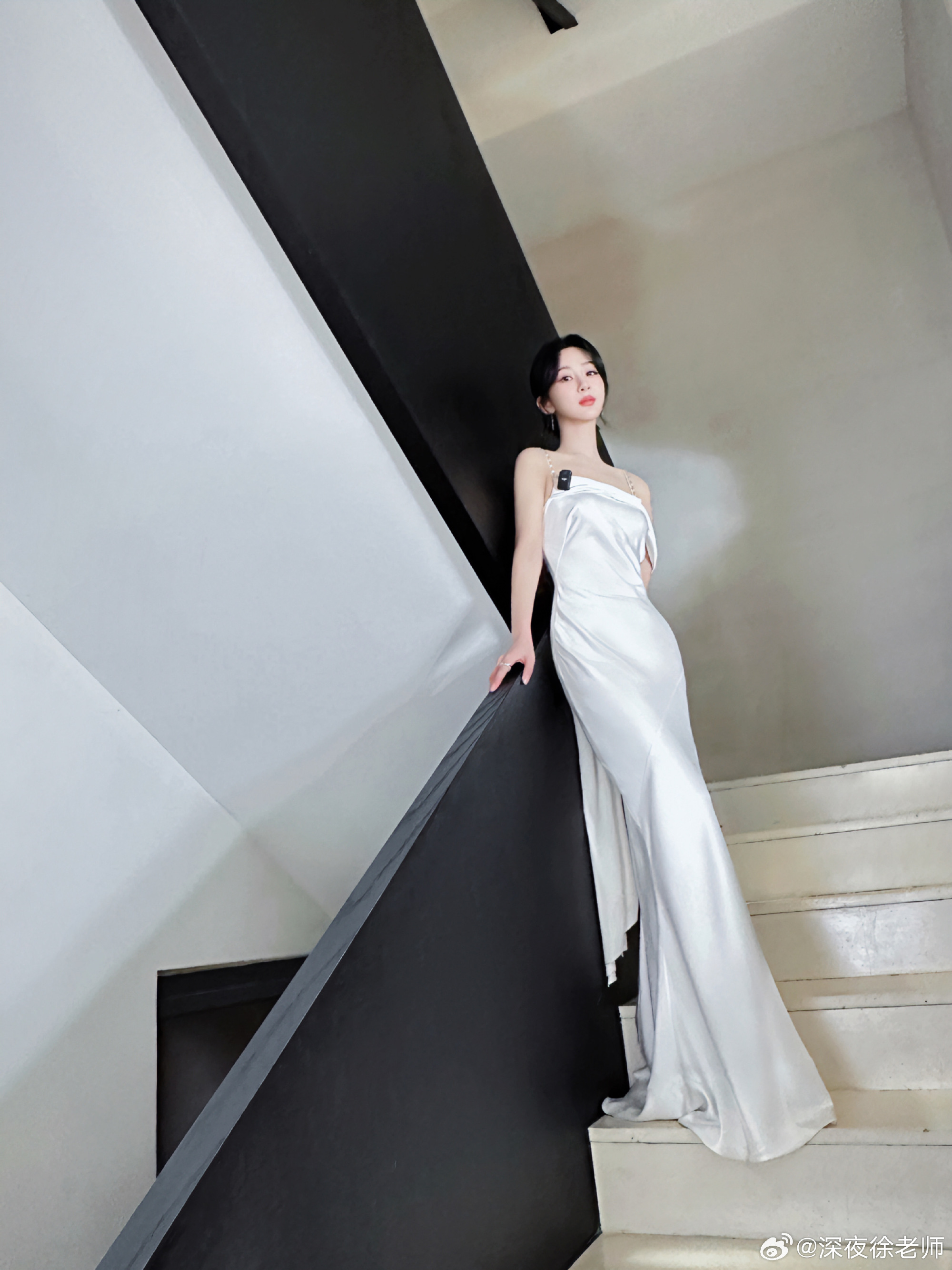 杨紫穿吊带白裙秀美背 笑容温柔迷人【11P】