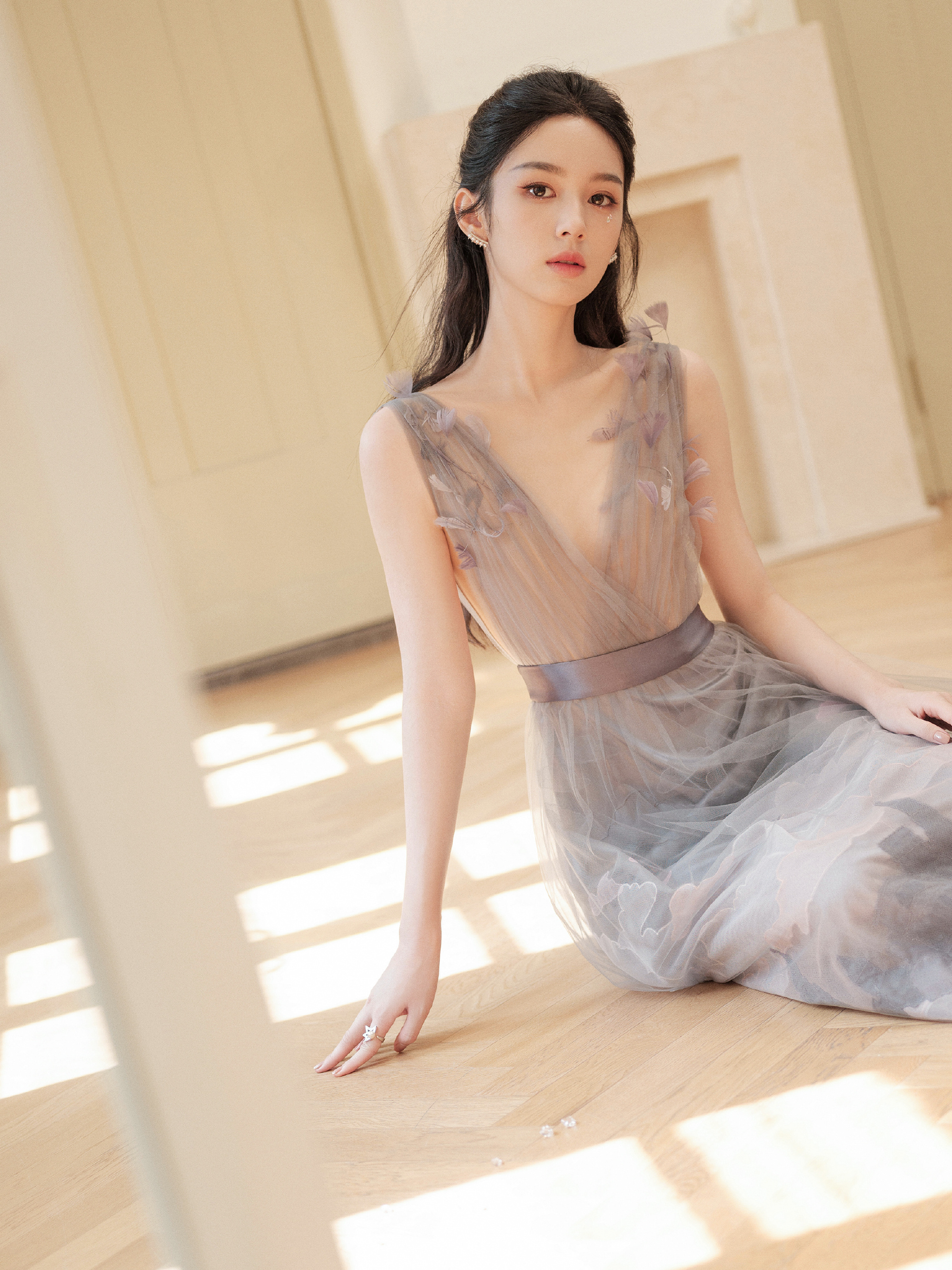 周也穿深V纱裙气质清冷 亮片眼妆太吸睛【10P】