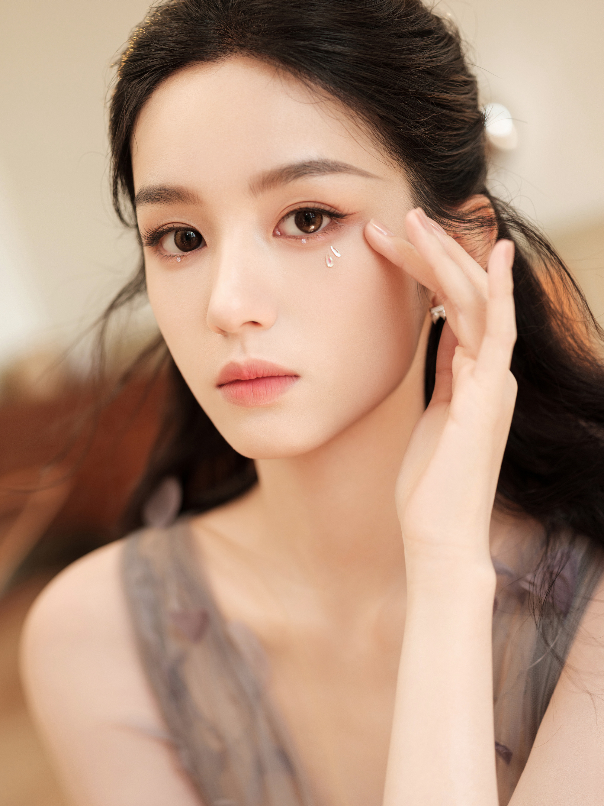 周也穿深V纱裙气质清冷 亮片眼妆太吸睛【10P】