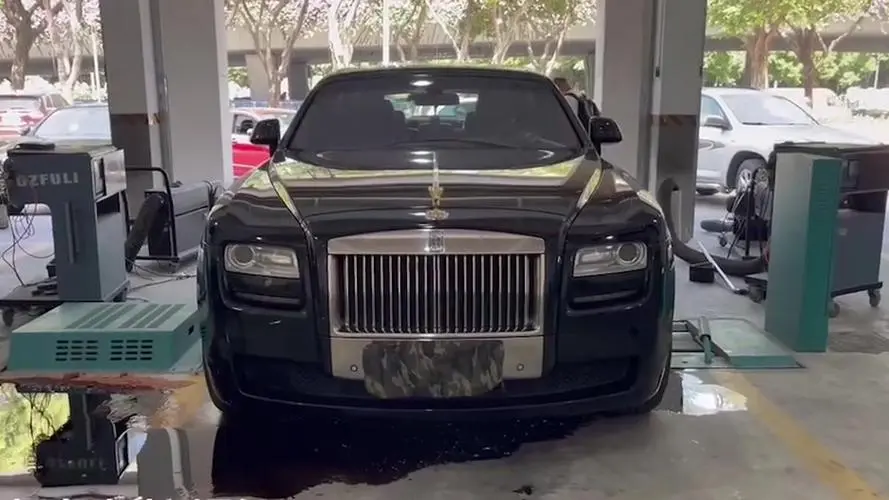 劳斯莱斯年审时被拉爆缸！检车员一脚踩到5000转会踩坏发动机吗