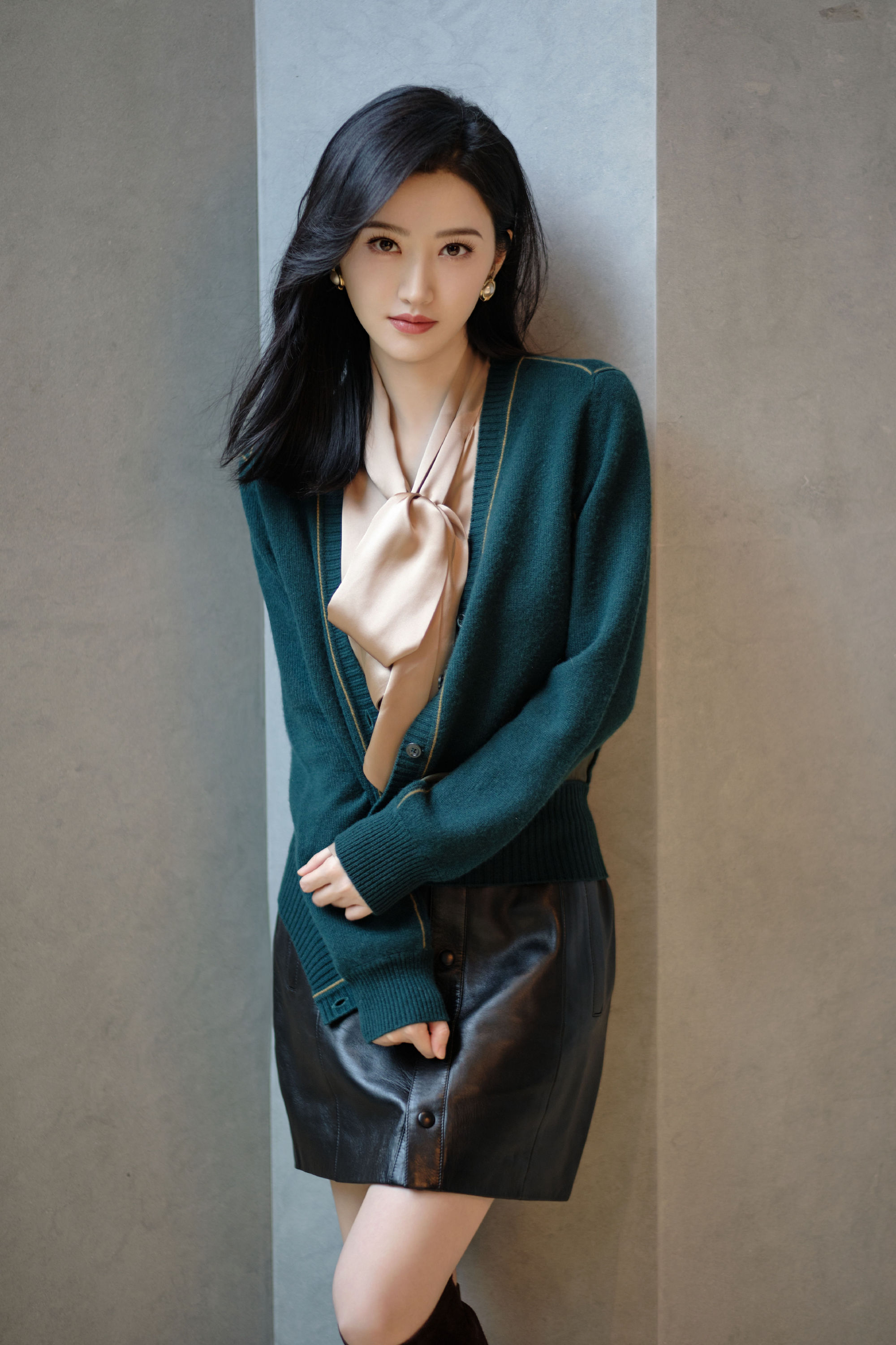 景甜穿皮裙露纤细美腿 大眼灵动明亮【18P】