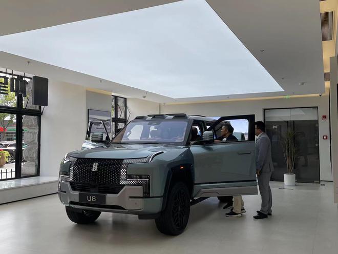 比亚迪仰望U8豪华版首批量产车正式下线