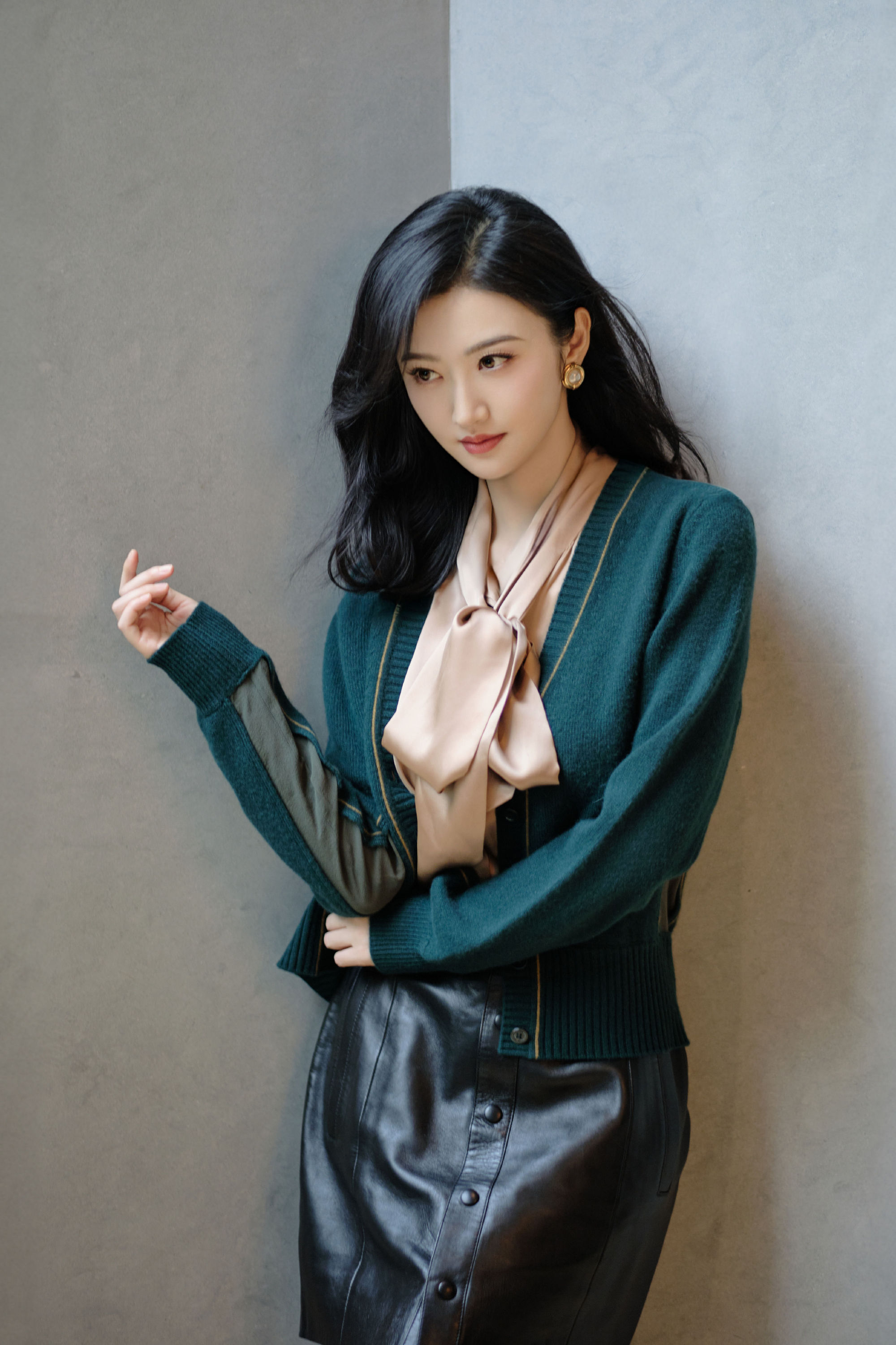 景甜穿皮裙露纤细美腿 大眼灵动明亮【18P】