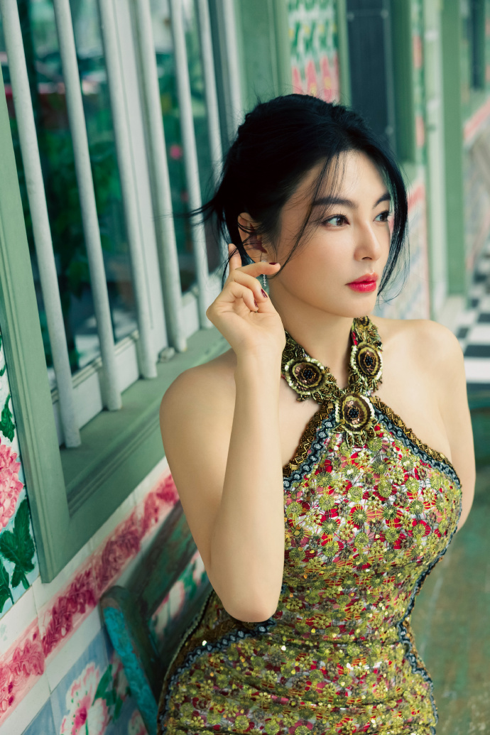 张雨绮身穿碎花吊带裙 成熟妩媚【8P】