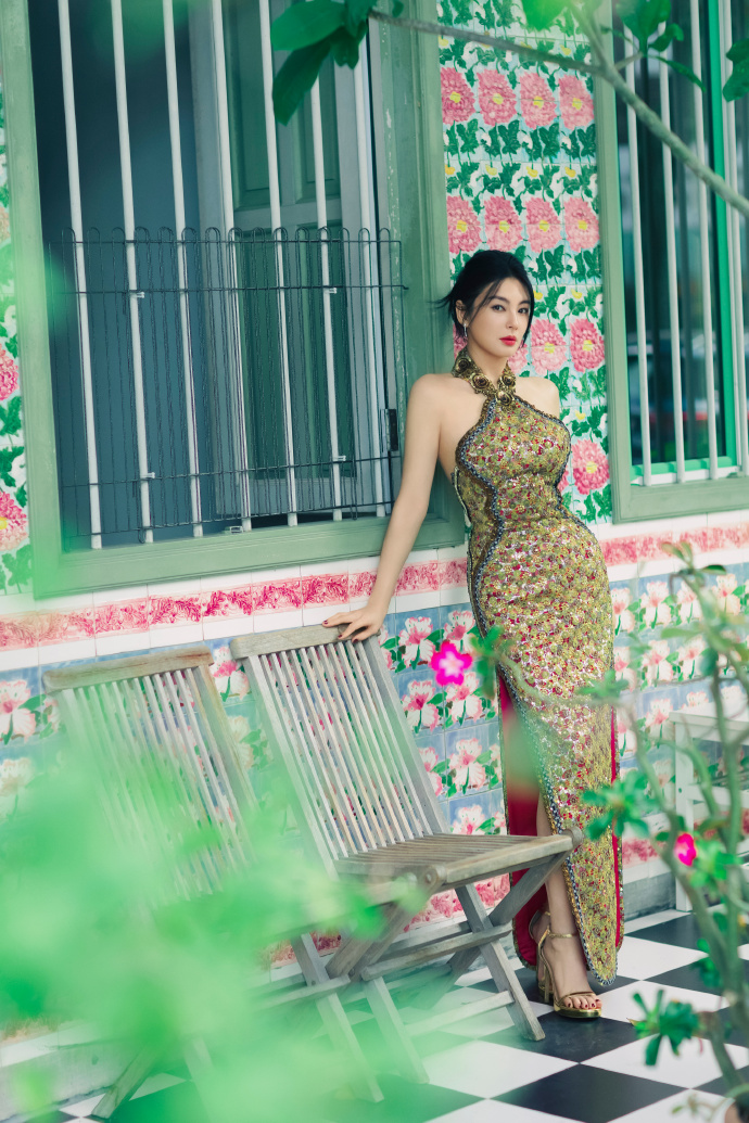 张雨绮身穿碎花吊带裙 成熟妩媚【8P】