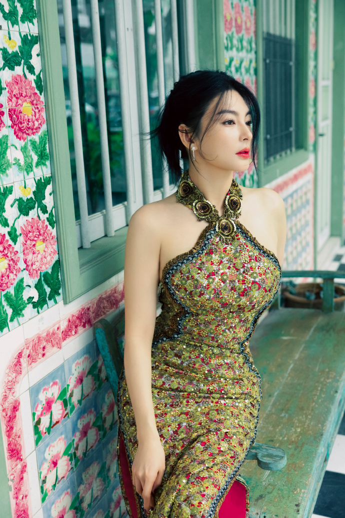 张雨绮身穿碎花吊带裙 成熟妩媚【8P】