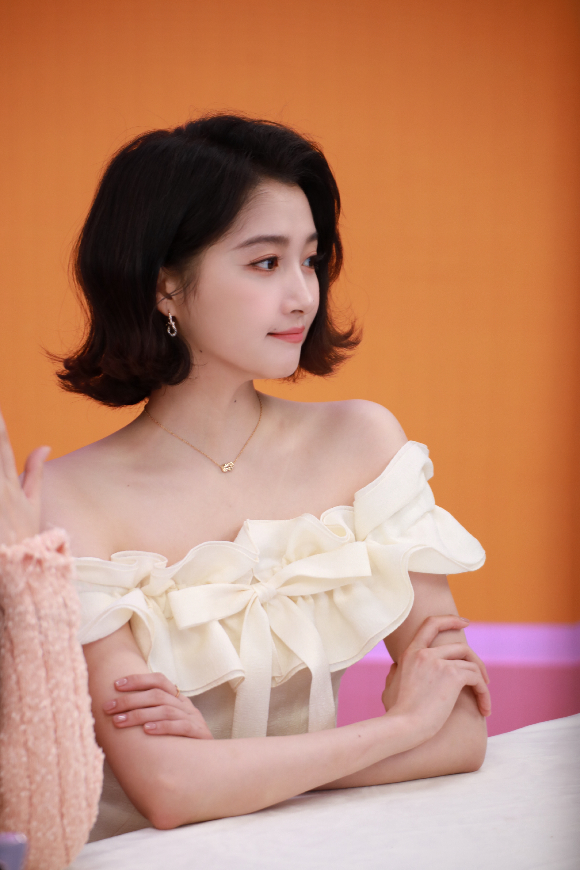 关晓彤穿白色露肩花朵裙 短发造型俏皮可爱【8P】