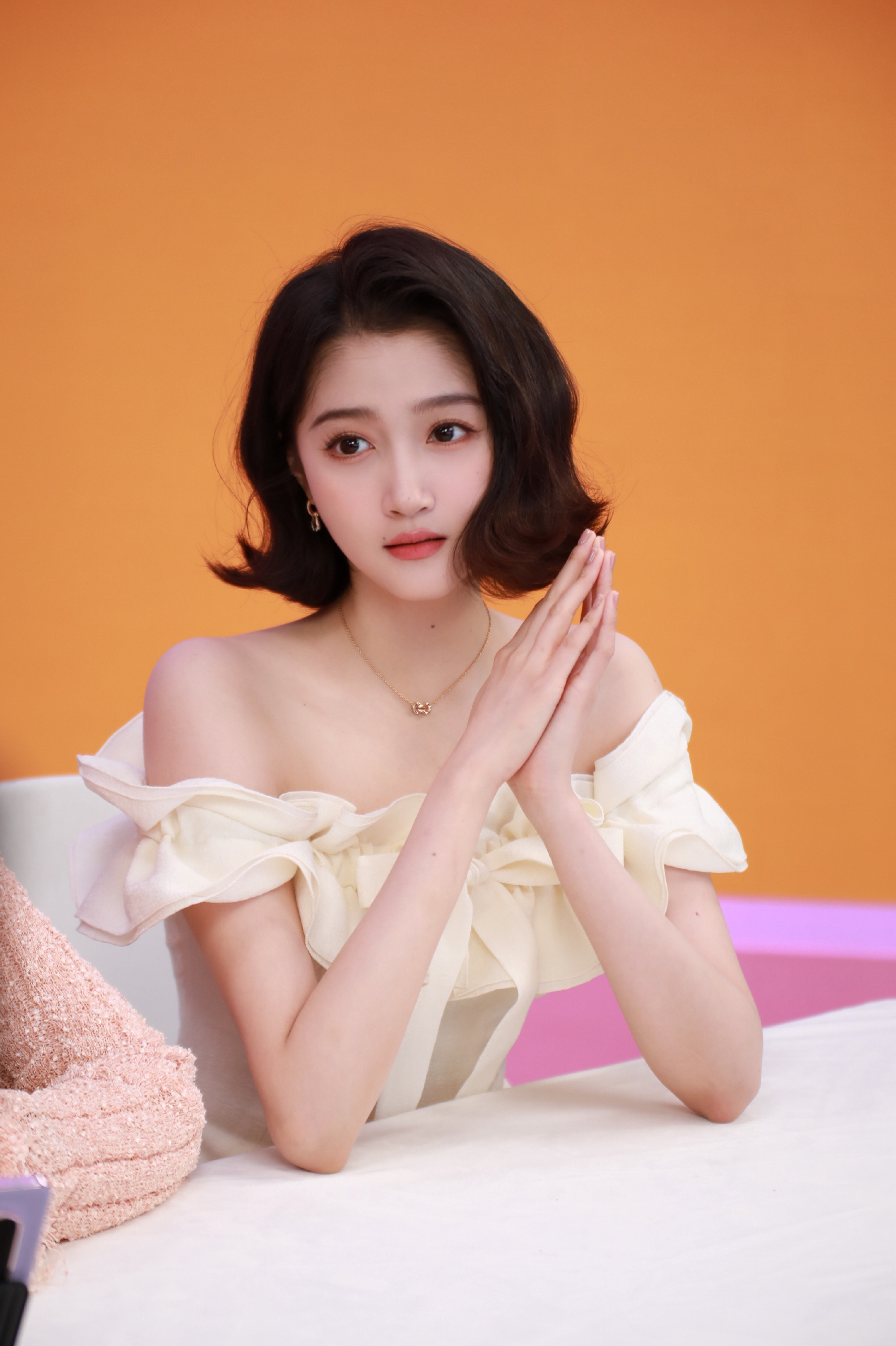 关晓彤穿白色露肩花朵裙 短发造型俏皮可爱【8P】