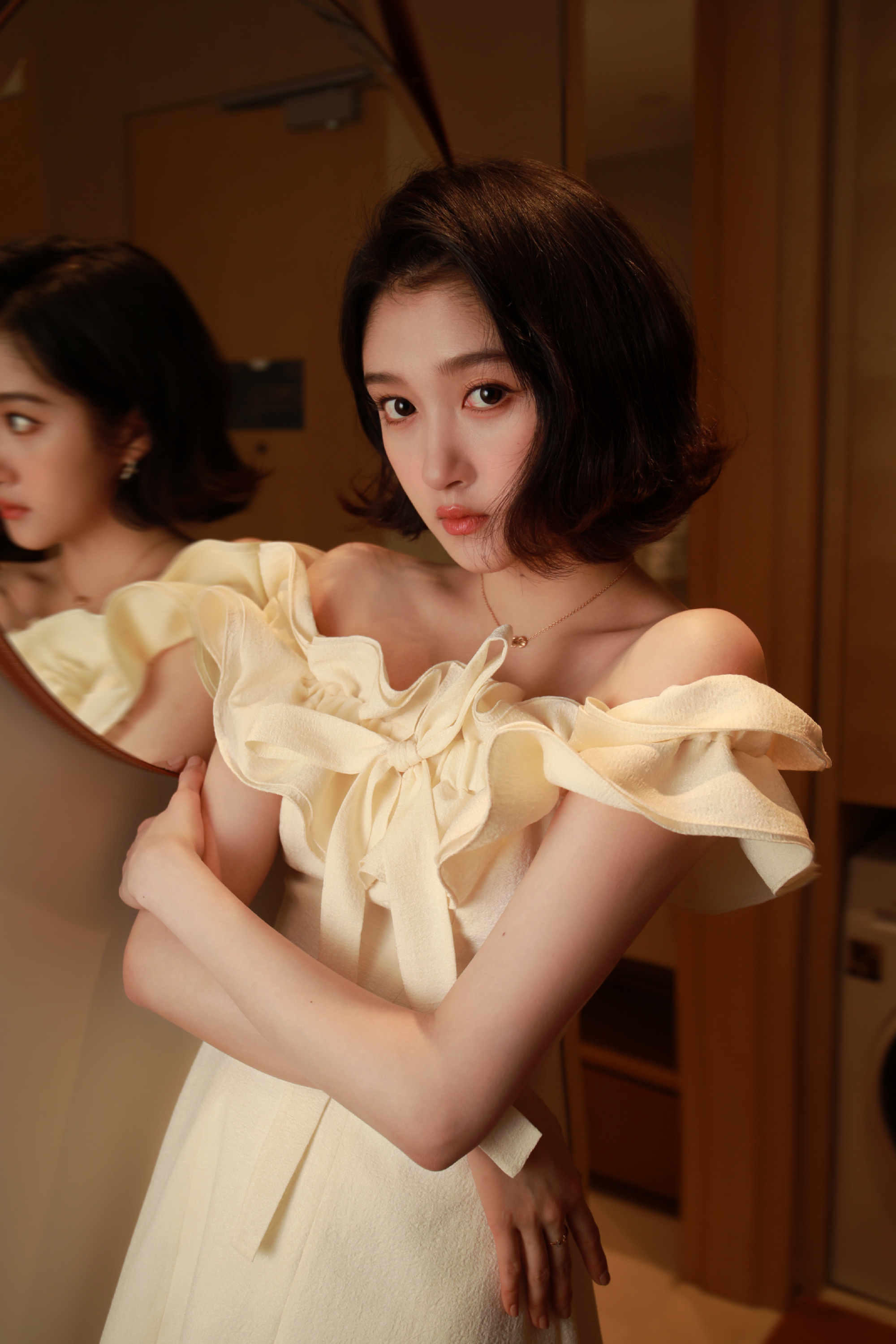 关晓彤穿白色露肩花朵裙 短发造型俏皮可爱【8P】