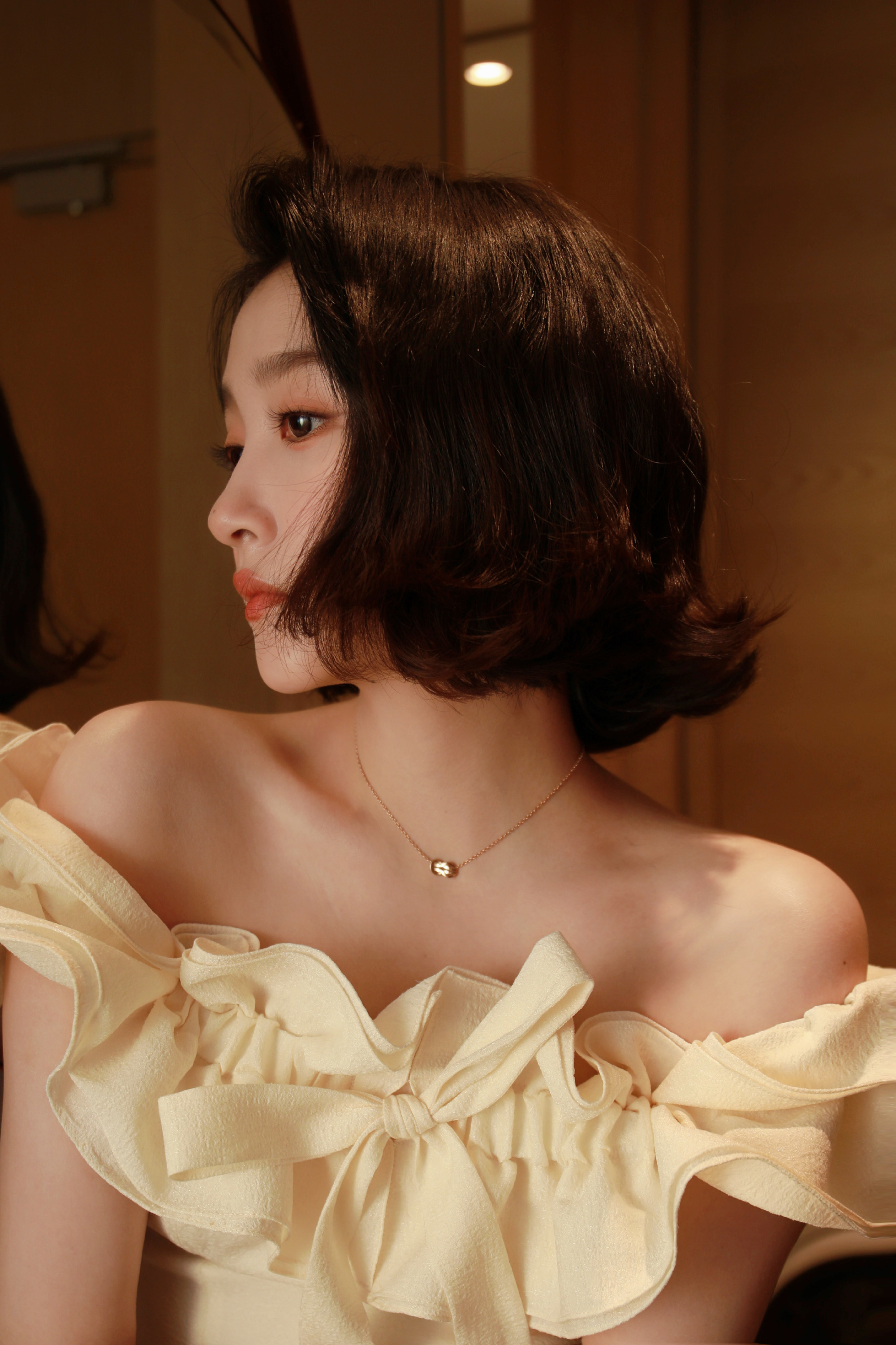 关晓彤穿白色露肩花朵裙 短发造型俏皮可爱【8P】