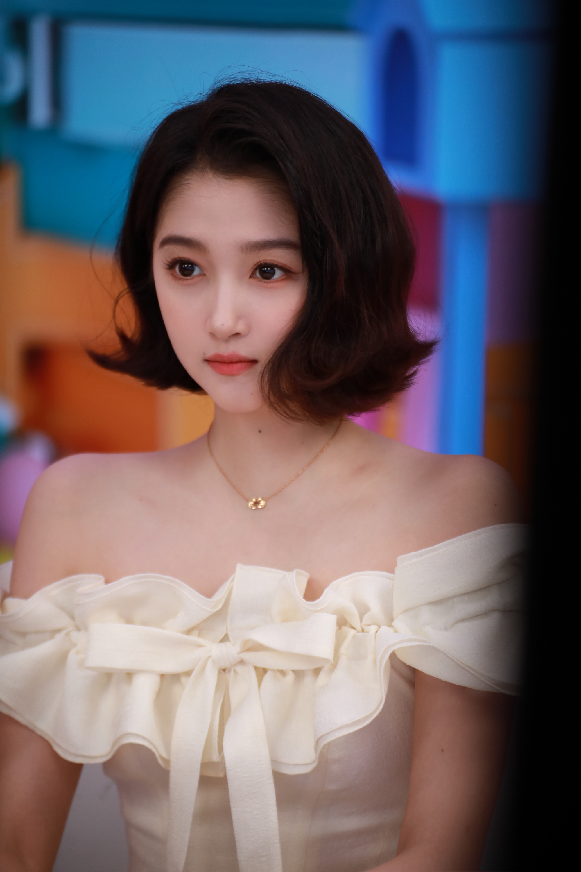 关晓彤穿白色露肩花朵裙 短发造型俏皮可爱【8P】