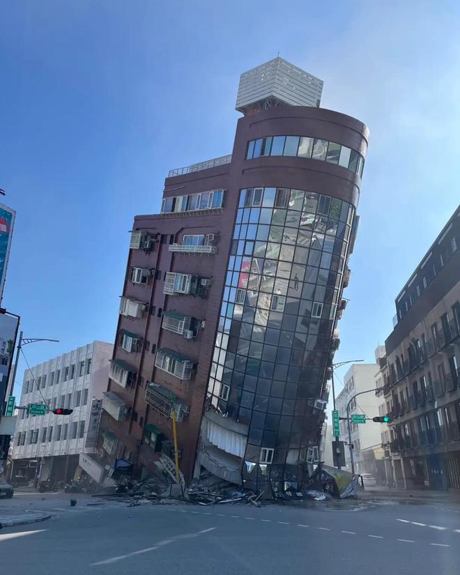 台湾花莲县7.3级强震：房屋倾斜，建筑受损严重