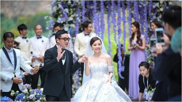 张靓颖：被骗财骗色15年，为爱打乳钉，离婚后给了6个亿的分手费