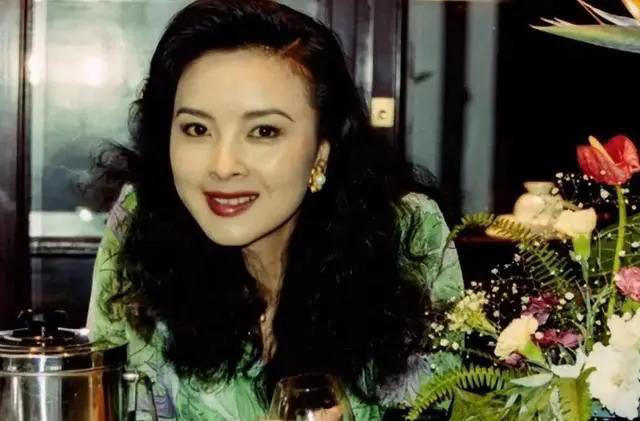 她在生命最后时刻，不惜花27万美元包机回国，5天后在故土离去