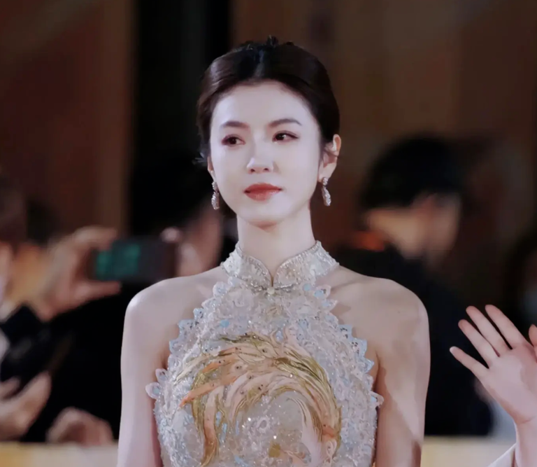 倾国倾城的美貌，却偏偏要靠才华，终获白玉兰奖