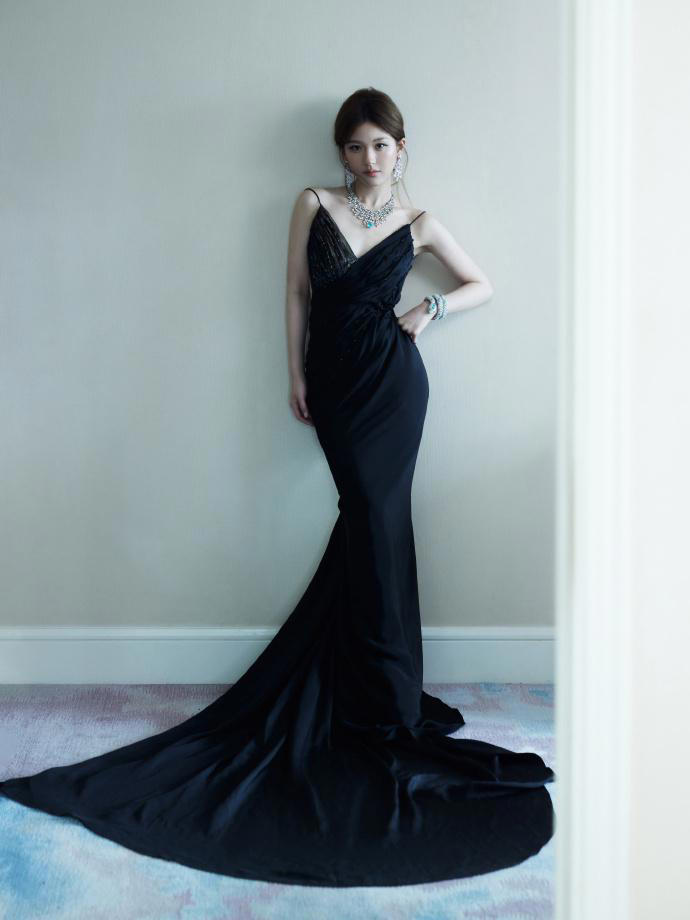 赵露思露背吊带黑裙优雅高贵黑天鹅造型颜值养眼