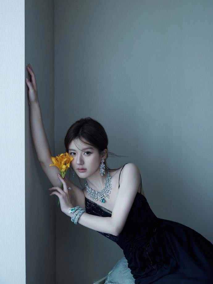 赵露思露背吊带黑裙优雅高贵黑天鹅造型颜值养眼