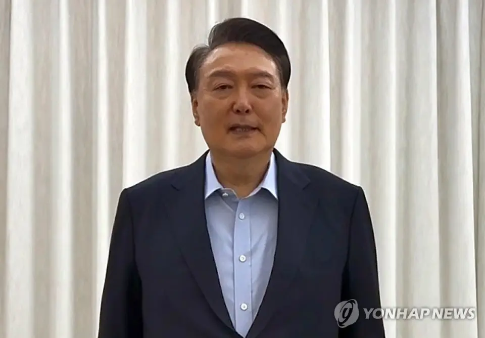 被停职的韩国总统尹锡悦被捕，成为韩国宪政史上第一个被逮捕的现职总统。