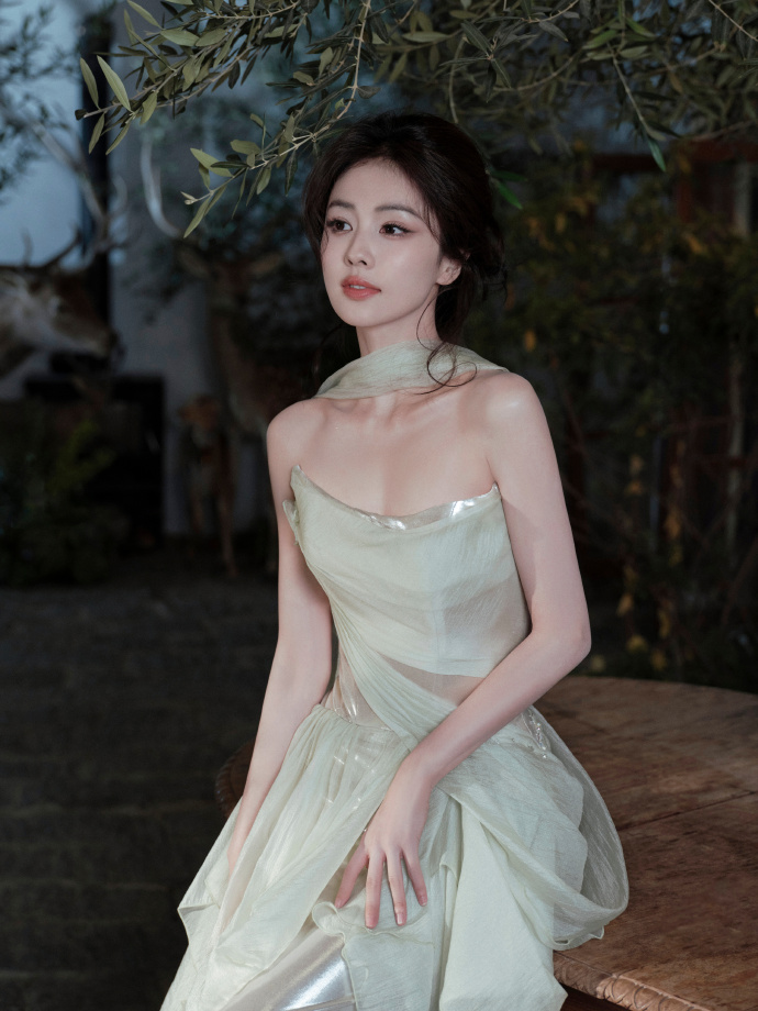 白鹿穿淡绿色纱裙肤色白皙 【9P】