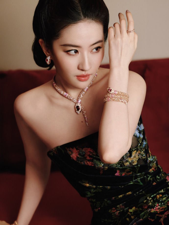 刘亦菲穿刺绣抹胸裙美艳动人【7P】