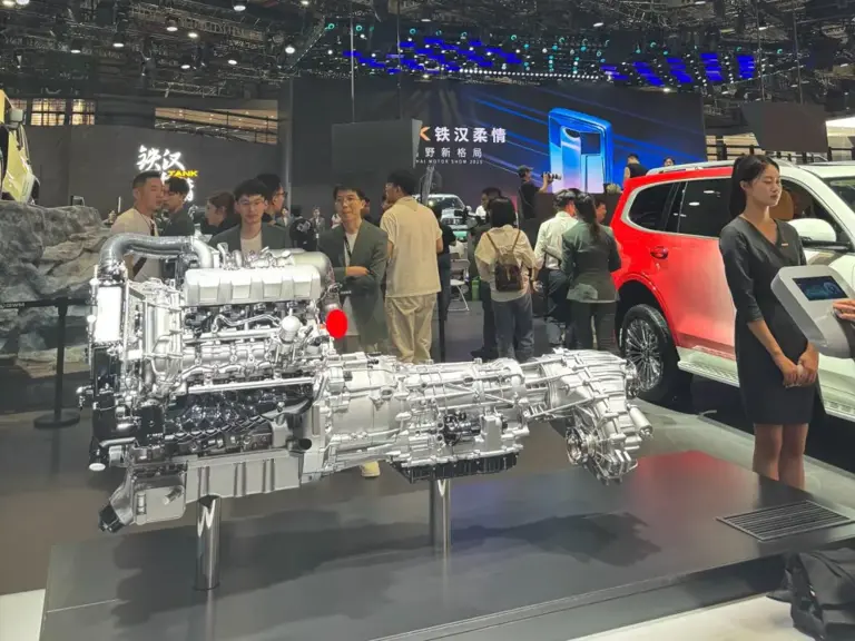 2025年了，什么样的燃油车还会被排队围观？