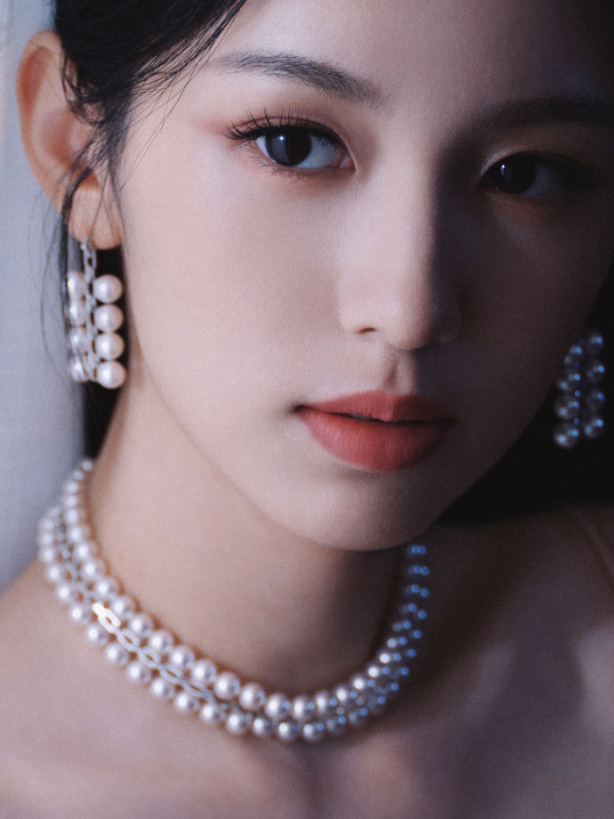 周也低盘发佩戴珠宝气质高贵优雅