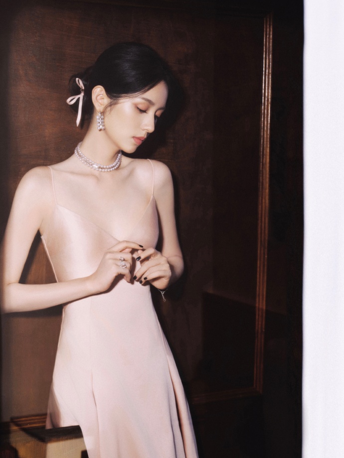 周也低盘发佩戴珠宝气质高贵优雅