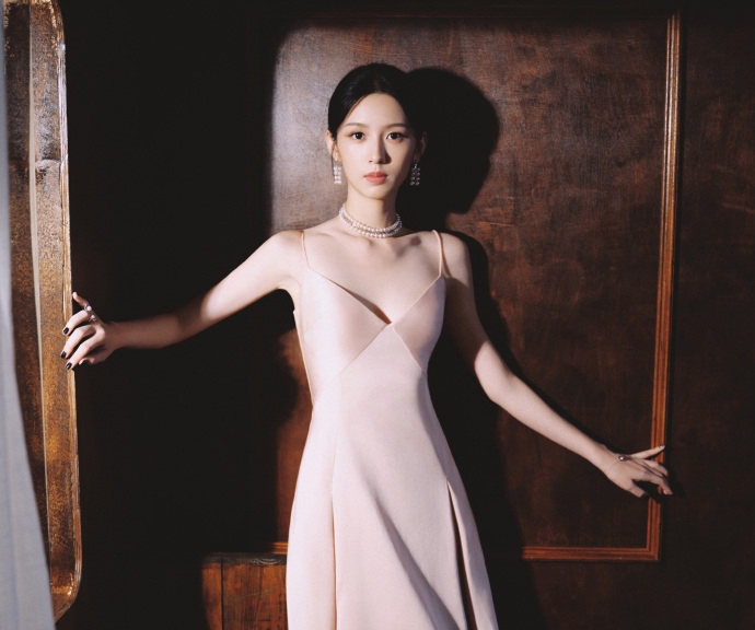 周也低盘发佩戴珠宝气质高贵优雅