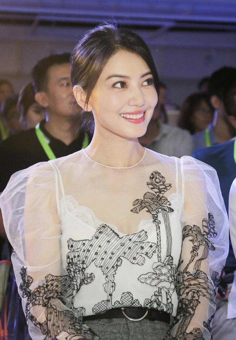 女人过了40岁，少穿牛仔裤+T恤，学高圆圆的穿搭，优雅又高级