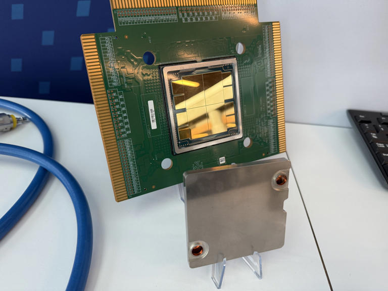 英特尔下一代 AI 芯片 Jaguar Shores 开发板首次亮相